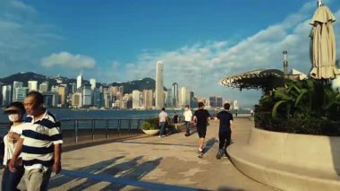 Çin, Asya 'da, Hong Kong' da Victoria Limanı 'nın rıhtımında yürüyüş..