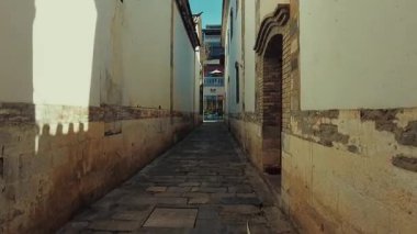 Çin 'in güneybatısındaki Kunming Yunnan' da dar bir sokak.