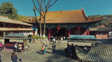 KUNMING, YUNNAN, ÇİN 2, 2021: Kunming Yunnan, Güneybatı Çin 'deki şehir binalarıyla sokak manzarası