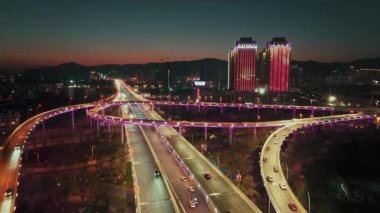 Kunming, Yunnan, Çin 'in güneybatısındaki karayolu kentsel şehir manzaralı.