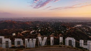 LOS ANGELES, CANIFORNIA, USAAPRIL 2, 2021: Günbatımından akşamına kadar ufuk çizgisi zaman çizelgesi olan Hollywood tabelası