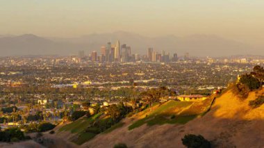Günbatımından batımına kadar Kaliforniya şehir merkezinde modern gökdelen binalarının panoramik manzarası ve konut evleri