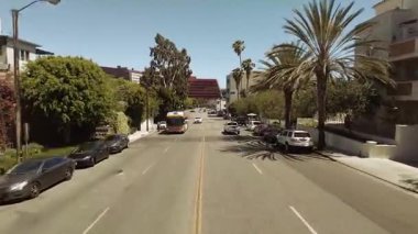 LOS ANGELES, CanIFORNIA, USAAPRIL 2, 2021: Şehir binaları ve manzaralı sokak gezisi manzarası