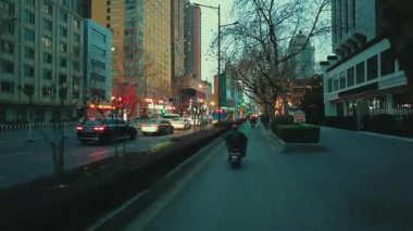 NANJING, ÇİN 2, 2021: Kentsel binalarla sokak manzarası