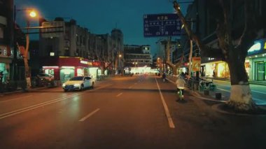 NANJING, ÇİN 2, 2021: Kentsel binalarla sokak manzarası