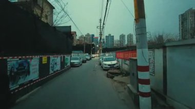 NANJING, ÇİN 2, 2021: Kentsel binalarla sokak manzarası