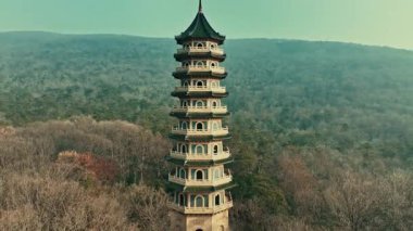 Çin Jiangsu 'daki Nanjing şehrinin Linggu Tapınağı ve Pagoda' sının havadan görünüşü.