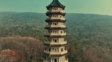 Çin Jiangsu 'daki Nanjing şehrinin Linggu Tapınağı ve Pagoda' sının havadan görünüşü.