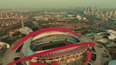 NANJING, ÇİN 2, 2021: Gün doğumunda Nanjing Olimpiyat Spor Merkezi Stadyumu 'nun havadan görünüşü
