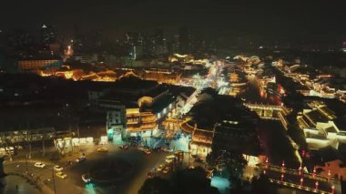 Nanjing şehrinin kentsel binalarının olduğu Fuzimiao alışveriş bölgesinin gece Jiangsu, Çin 'deki havadan görüntüsü.