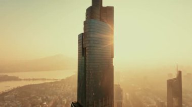NANJING, ÇİN 2, 2021: Zifeng ofis binalarının gündoğumundaki hava yakın görüntüsü şehrin en ünlü simgesi