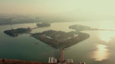 Çin 'in Jiangsu kentindeki Nanjing şehrindeki Xuanwu Gölü' nün dışındaki kentsel binaların havadan görünüşü.