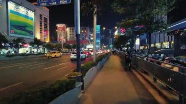 NANJING, ÇİN 2, 2021: Kentsel binalarla sokak manzarası