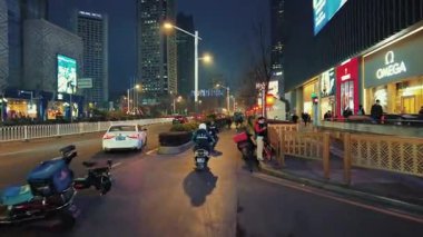 NANJING, ÇİN 2, 2021: Kentsel binalarla sokak manzarası