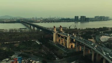 Çin 'in Jiangsu kentindeki Nanjing şehrinin ünlü Yangtze Nehri Köprüsü' nün hava manzarası.