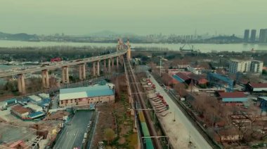 Çin 'in Jiangsu kentindeki Nanjing şehrinin ünlü Yangtze Nehri Köprüsü' nün hava manzarası.