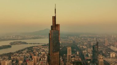 NANJING, ÇİN 2, 2021: Zifeng ofis binalarının gündoğumundaki hava yakın görüntüsü şehrin en ünlü simgesi