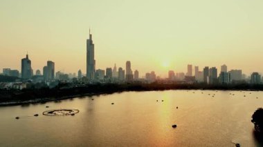 Çin 'in Jiangsu kentindeki Nanjing şehrindeki Xuanwu Gölü' nün dışındaki kentsel binaların havadan görünüşü.