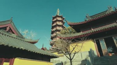 Jiangsu, Çin 'deki Nanjing şehrindeki Jiming Tapınağı' nın tarihi binaları.