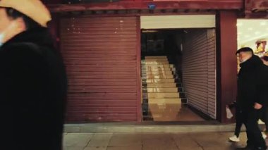 NANJING, ÇİN 2, 2021: Kentsel binalarla sokak manzarası