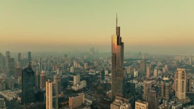 NANJING, ÇİN 2, 2021: Zifeng ofis binalarının havadan yakından görünüşü şehrin en ünlü simgesi