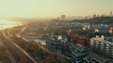 Çin 'in Jiangsu kentindeki Nanjing şehrindeki Xuanwu Gölü' nün dışındaki kentsel binaların havadan görünüşü.