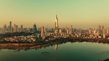 Çin 'in Jiangsu kentindeki Nanjing şehrindeki Xuanwu Gölü' nün dışındaki kentsel binaların havadan görünüşü.