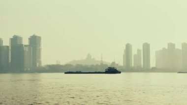 Yangtze Nehri, Çin 'in Jiangsu kentindeki Nanjing şehrinde teknelerden izleniyor.
