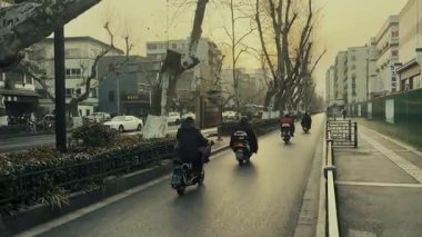 NANJING, ÇİN 2, 2021: Kentsel binalarla sokak manzarası