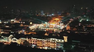 Nanjing şehrinin kentsel binalarının olduğu Fuzimiao alışveriş bölgesinin gece Jiangsu, Çin 'deki havadan görüntüsü.