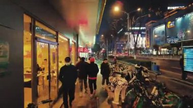 NANJING, ÇİN 2, 2021: Kentsel binalarla sokak manzarası