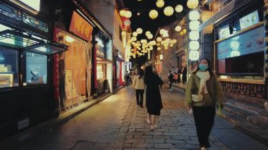 NANJING, ÇİN 2, 2021: Kentsel binalarla sokak manzarası