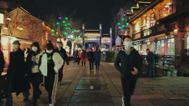 NANJING, ÇİN 2, 2021: Kentsel binalarla sokak manzarası