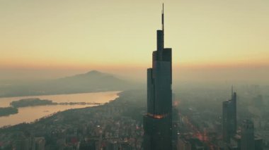 NANJING, ÇİN 2, 2021: Zifeng ofis binalarının havadan yakından görünüşü şehrin en ünlü simgesi