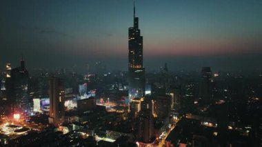 NANJING, ÇİN 2, 2021: Zifeng ofis binalarının havadan yakından görüntüsü şehrin en ünlü simgesi