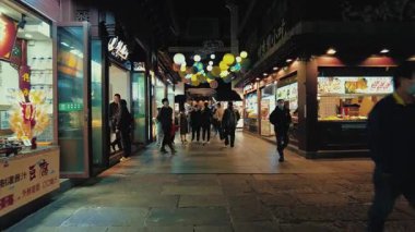 NANJING, ÇİN 2, 2021: Kentsel binalarla sokak manzarası