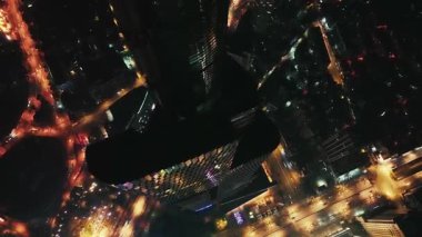 Nanjing şehrinin gökdelen binalarının geceleri Jiangsu, Çin 'deki hava manzarası.