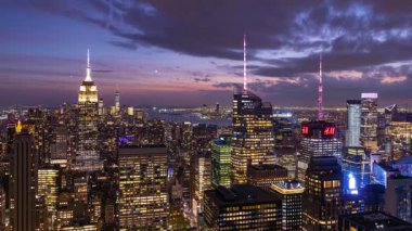 New York şehir binaları, gün batımından gece saatlerine göre görüntüleniyor.