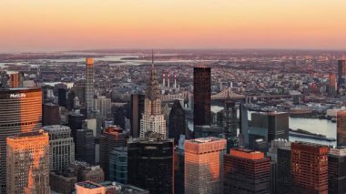 New York şehir binaları, gün batımından gece saatlerine göre görüntüleniyor.