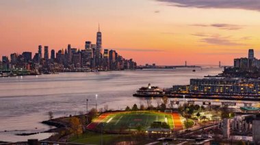 Hudson Nehri üzerindeki New York kentsel binaları zaman ayarlı