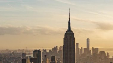 New York şehir binaları, gün batımından gece saatlerine göre görüntüleniyor.