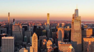 New York şehir binaları, gün batımından gece saatlerine göre görüntüleniyor.