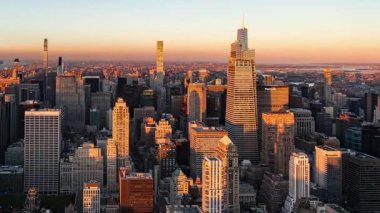 New York şehir binaları, gün batımından gece saatlerine göre görüntüleniyor.