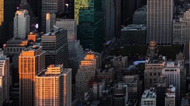 New York şehir binaları, gün batımından gece saatlerine göre görüntüleniyor.