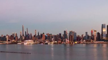 Hudson Nehri üzerindeki New York kentsel binaları zaman ayarlı