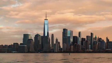 Hudson Nehri üzerindeki New York kentsel binaları zaman ayarlı