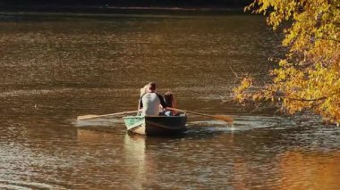 Central Park 'taki gölde insanlar sonbaharda New York City' de ağır çekimde teknede.