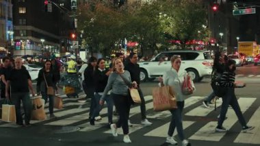 NEW YORK CITY, USAOCT 14, 2022: Kentsel şehir gece manzarası