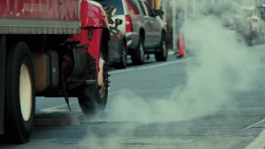 NEW YORK CITY, USAOCT 14, 2022: Trafik ve yayaların yoğun olduğu şehir sokak manzarası