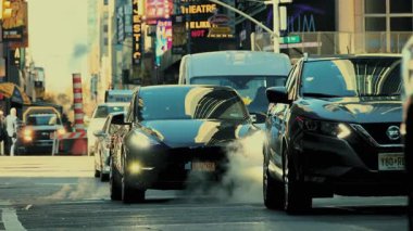 NEW YORK CITY, USAOCT 14, 2022: Trafik ve yayaların yoğun olduğu şehir sokak manzarası